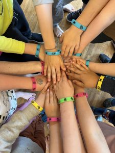 Anker-Helden Armbänder mit starken Kindern