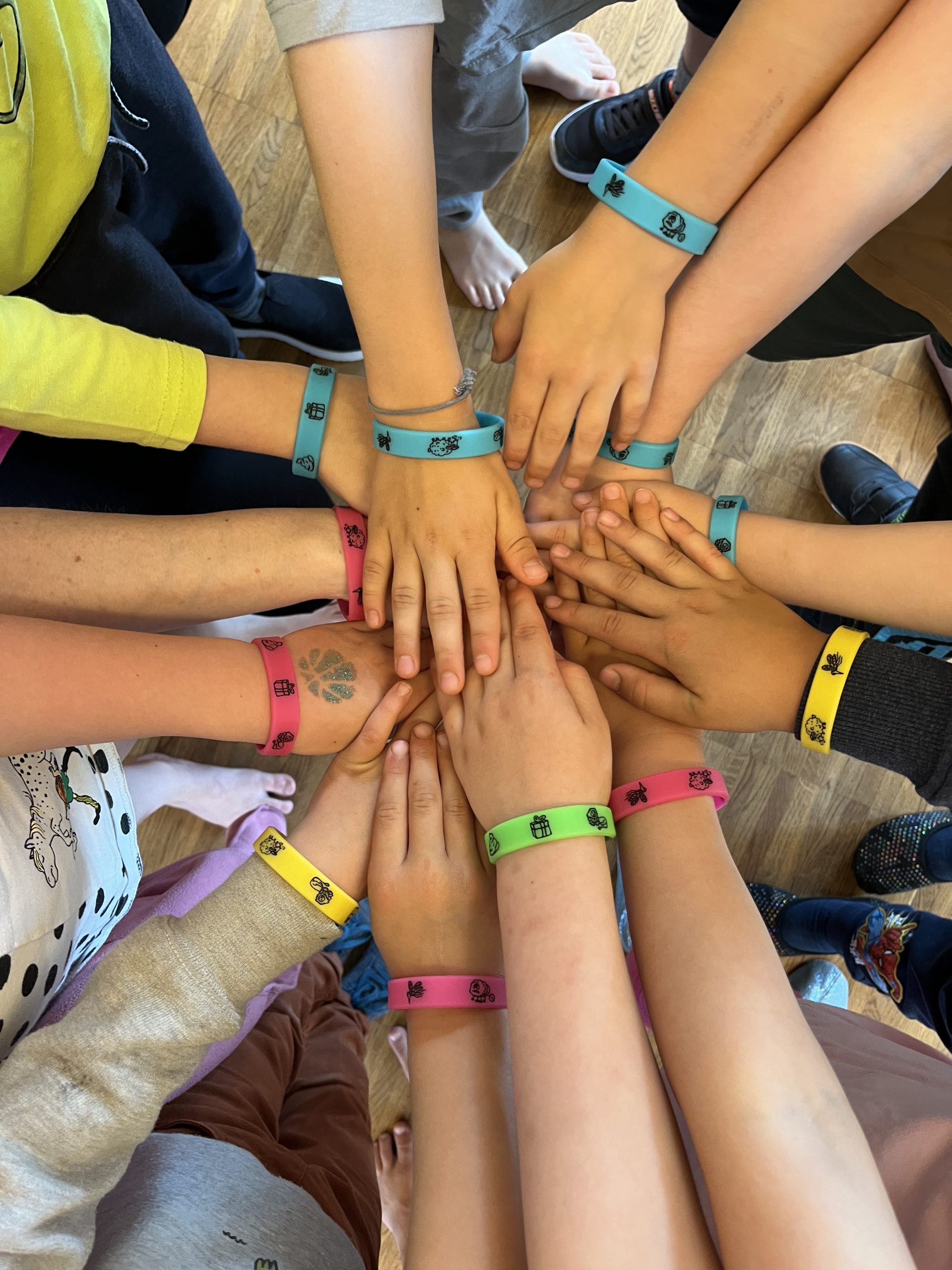 Anker-Helden Armbänder mit starken Kindern